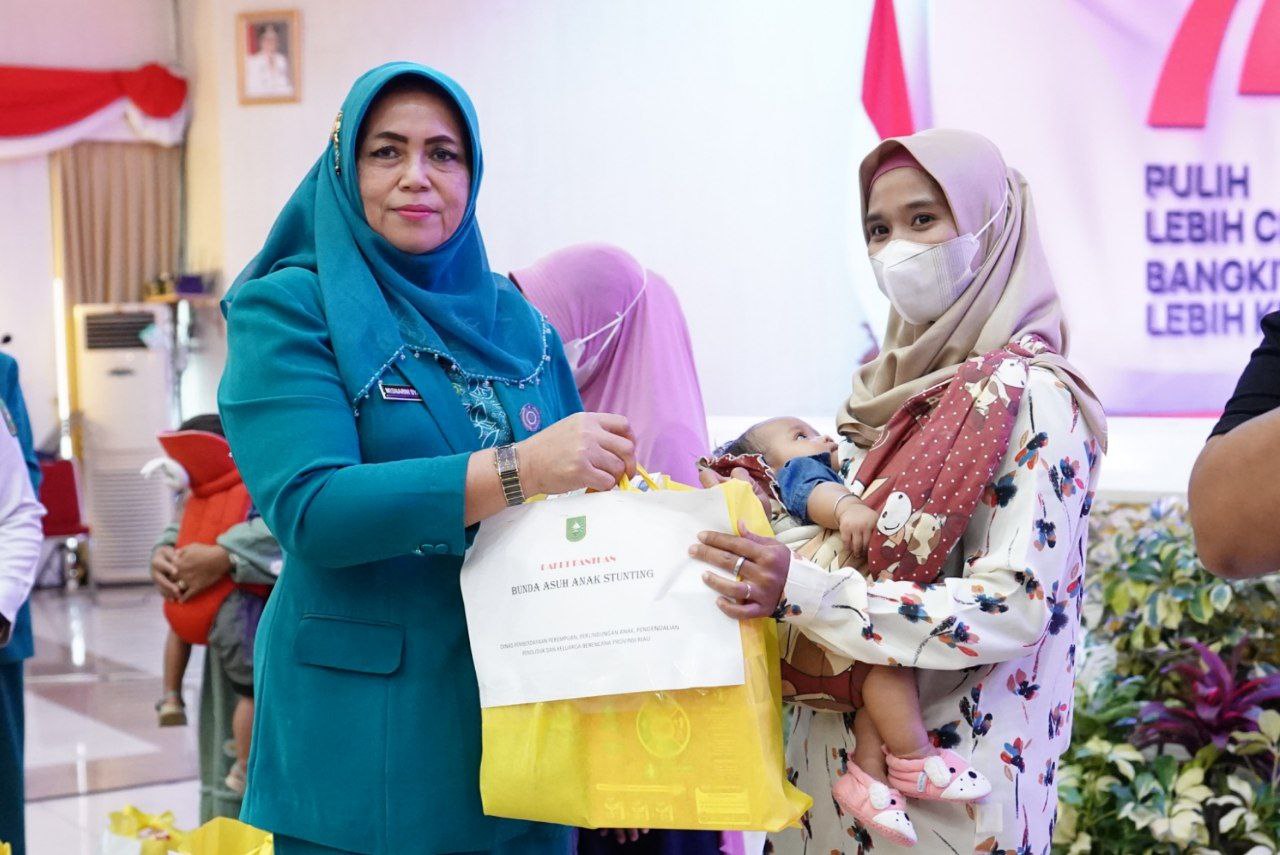 Misnarni Syamsuar Dikukuhkan Sebagai Bunda Asuh Anak Stunting Provinsi Riau