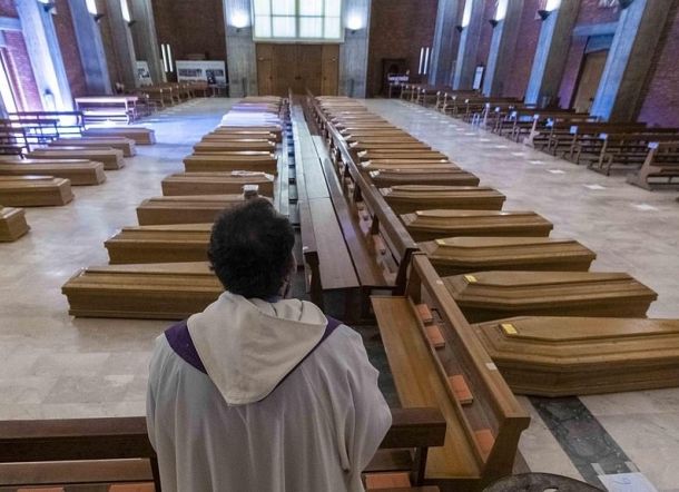 Peti Mati Korban Covid-19 Penuhi Gereja Italia, Diberkati Sebelum Diangkut ke Krematorium