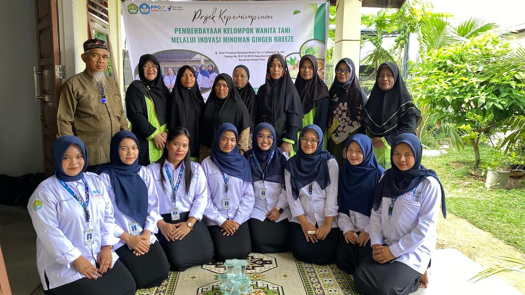 Mahasiswa PPG Universitas Riau Latih KWT Lembah Sari Olah Minuman Sehat dari Jahe dan Jeruk Nipis