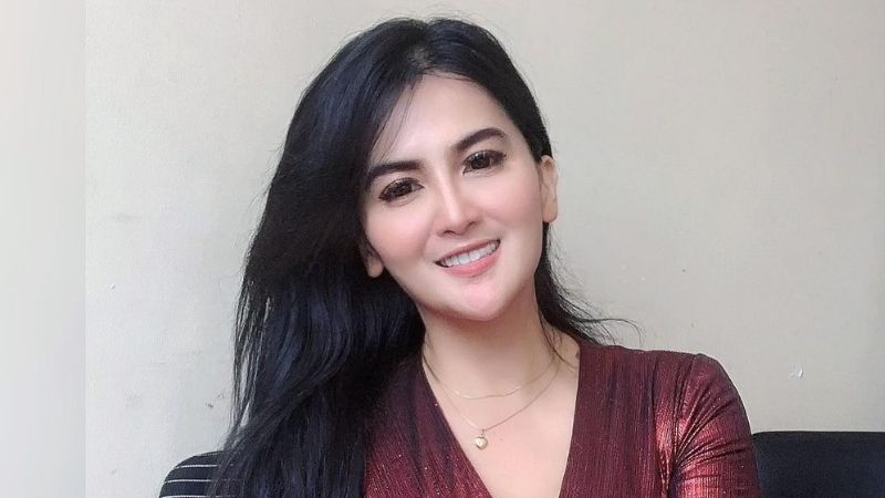 Diana Dee Starlight Pakai Dress Maroon Bikin Mata Netizen Melek