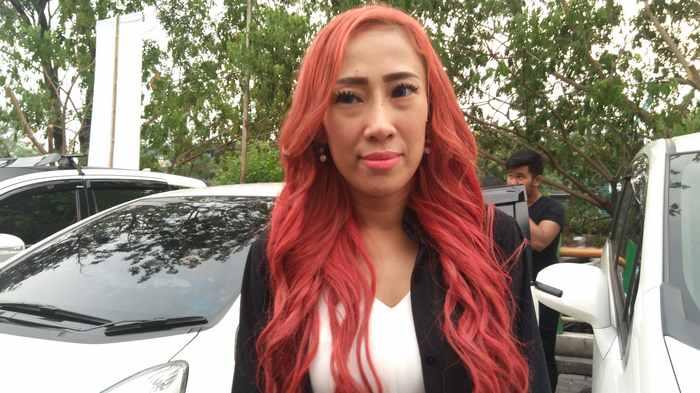 Unggah Foto Bugil Lagi, Dewi Sanca Di-bully Warganet