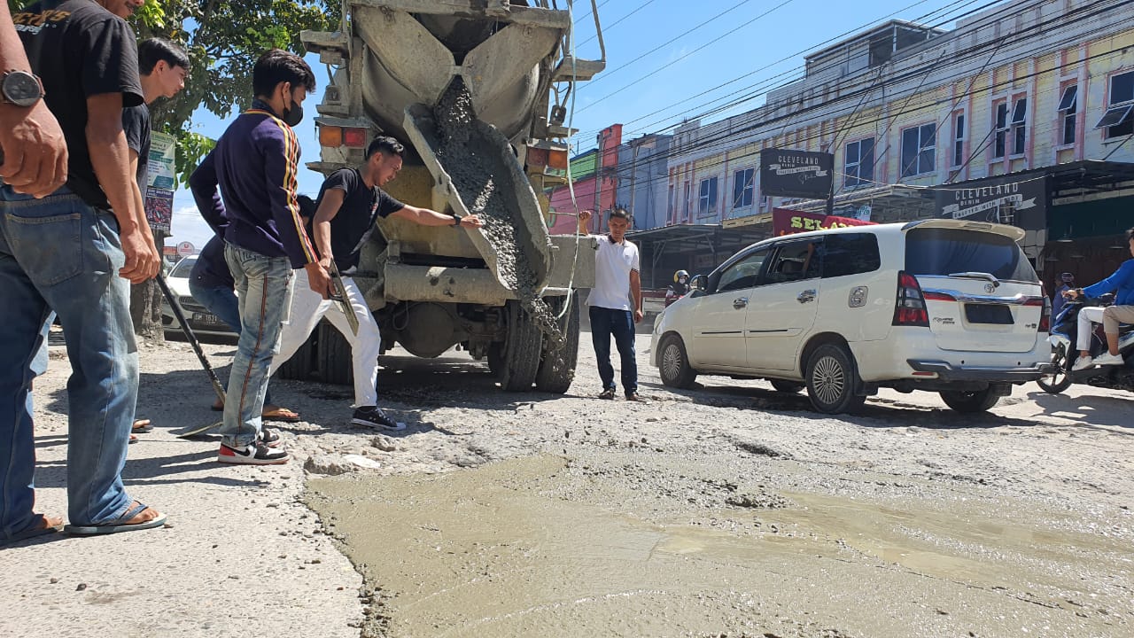 Warga Pekanbaru Kembali Cor Jalan Rusak Pakai Uang Pribadi