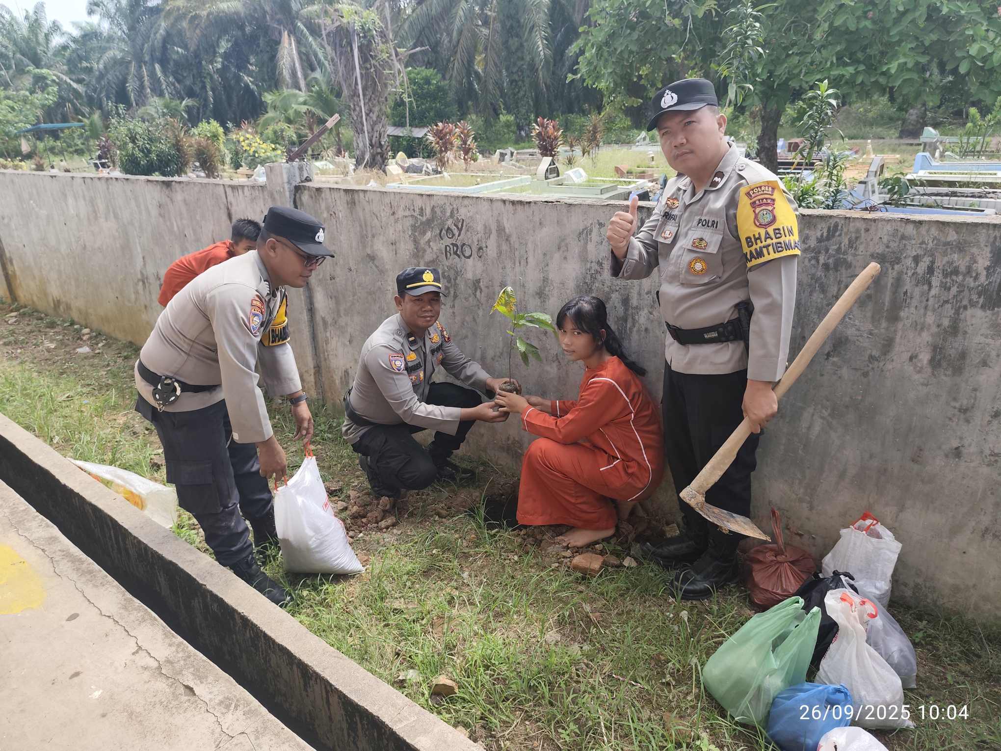 Green Habits Policing, Polsek Bangko Pusako Tanam Pohon Bersama Siswa SMPN 10