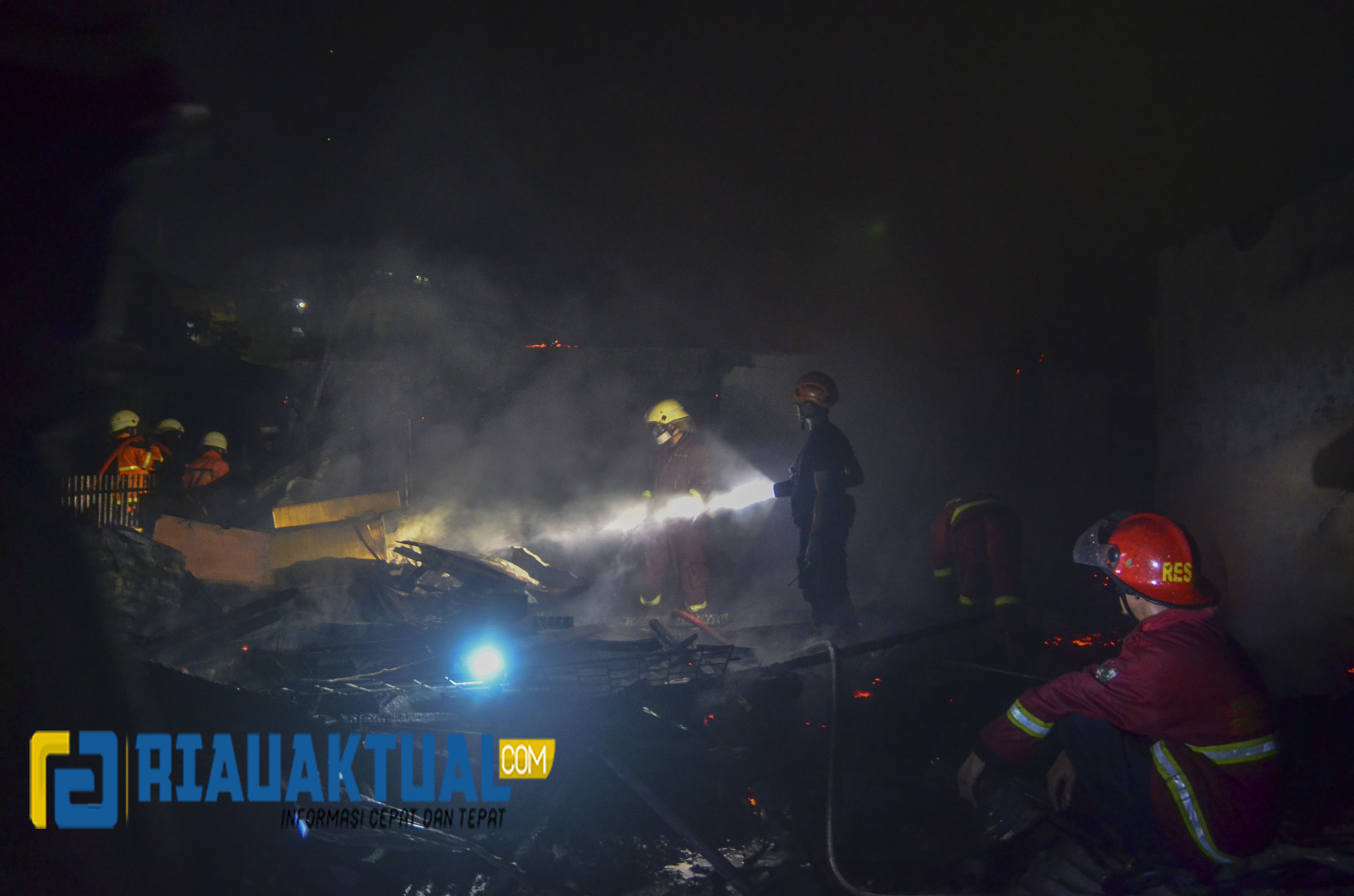 Tahun Baru di Pekanbaru Diwarnai Kebakaran di Kawasan Kampung Dalam, Berikut Foto-fotonya