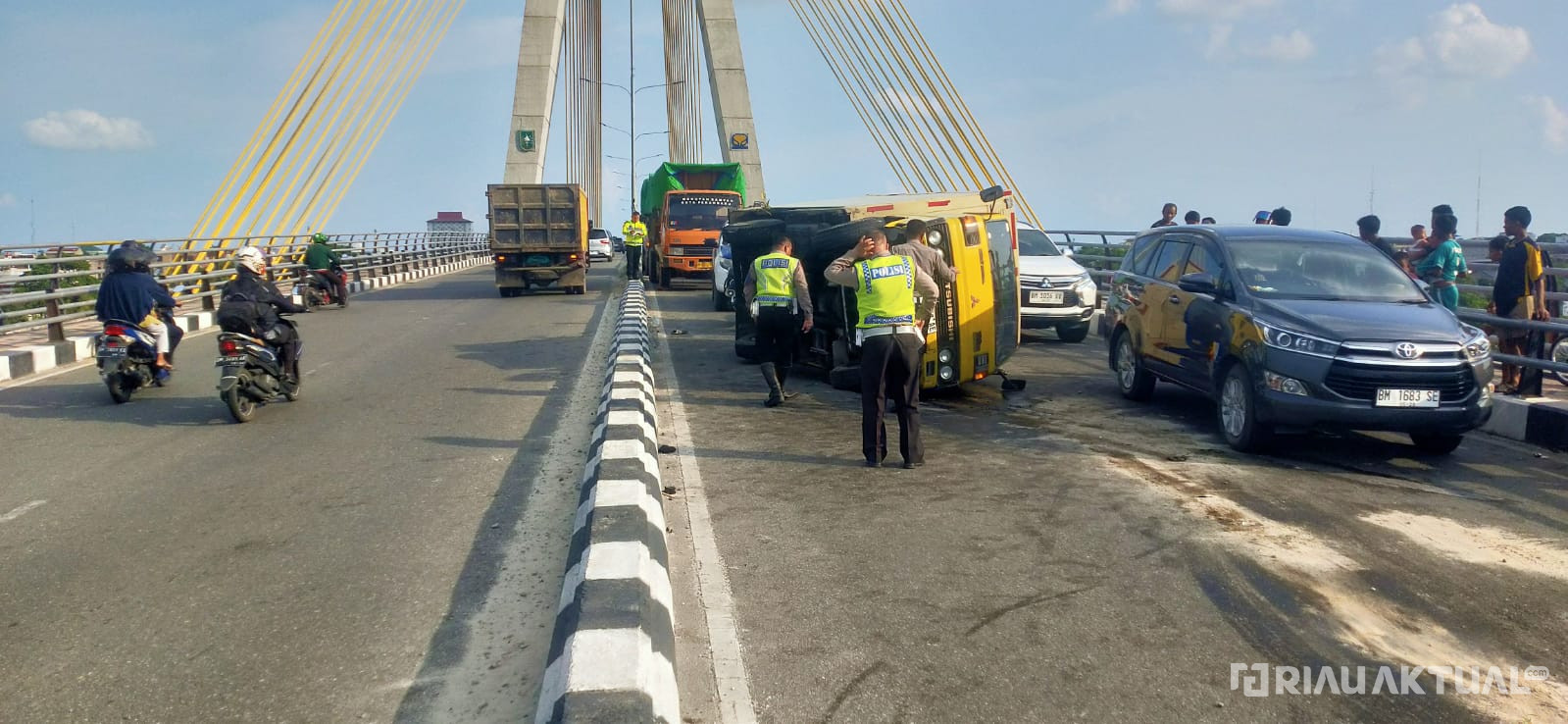 Ridho Kurniawan Tewas usai Mobil Box Terguling di Jembatan Siak IV
