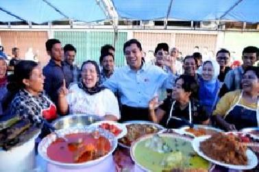 Jon Erizal ke Pasar Didampingi Ayat Cahyadi dan Basko