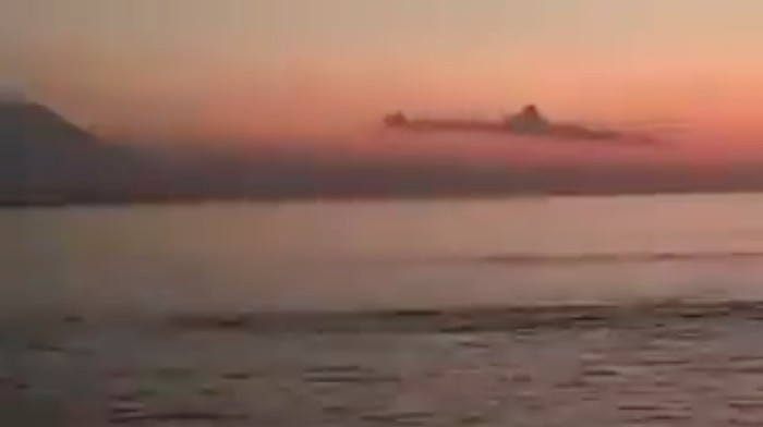 Munculnya Awan Mirip Kapal Selam saat Mentari Terbit di Pulau Dewata