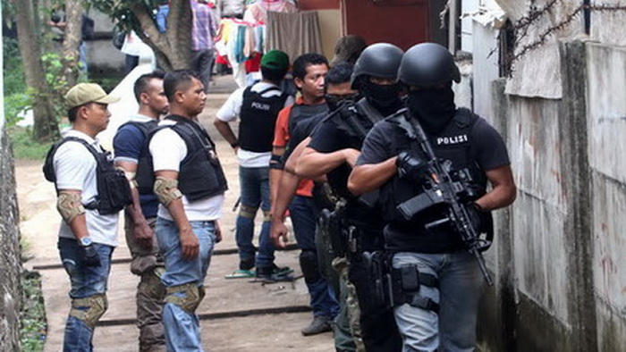 Densus Geledah Rumah Kontrakan Pelaku Bom Surabaya, dan Terdengar ada Ledakan