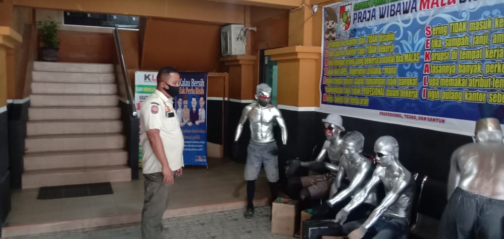 Satpol PP Pekanbaru, Amankan Manusia Perak, Begini Penampakannnya