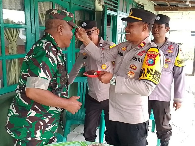 Kapolsek Tanah Merah Kunjungi Koramil 02, Sampaikan Ucapan Selamat HUT TNI ke-79