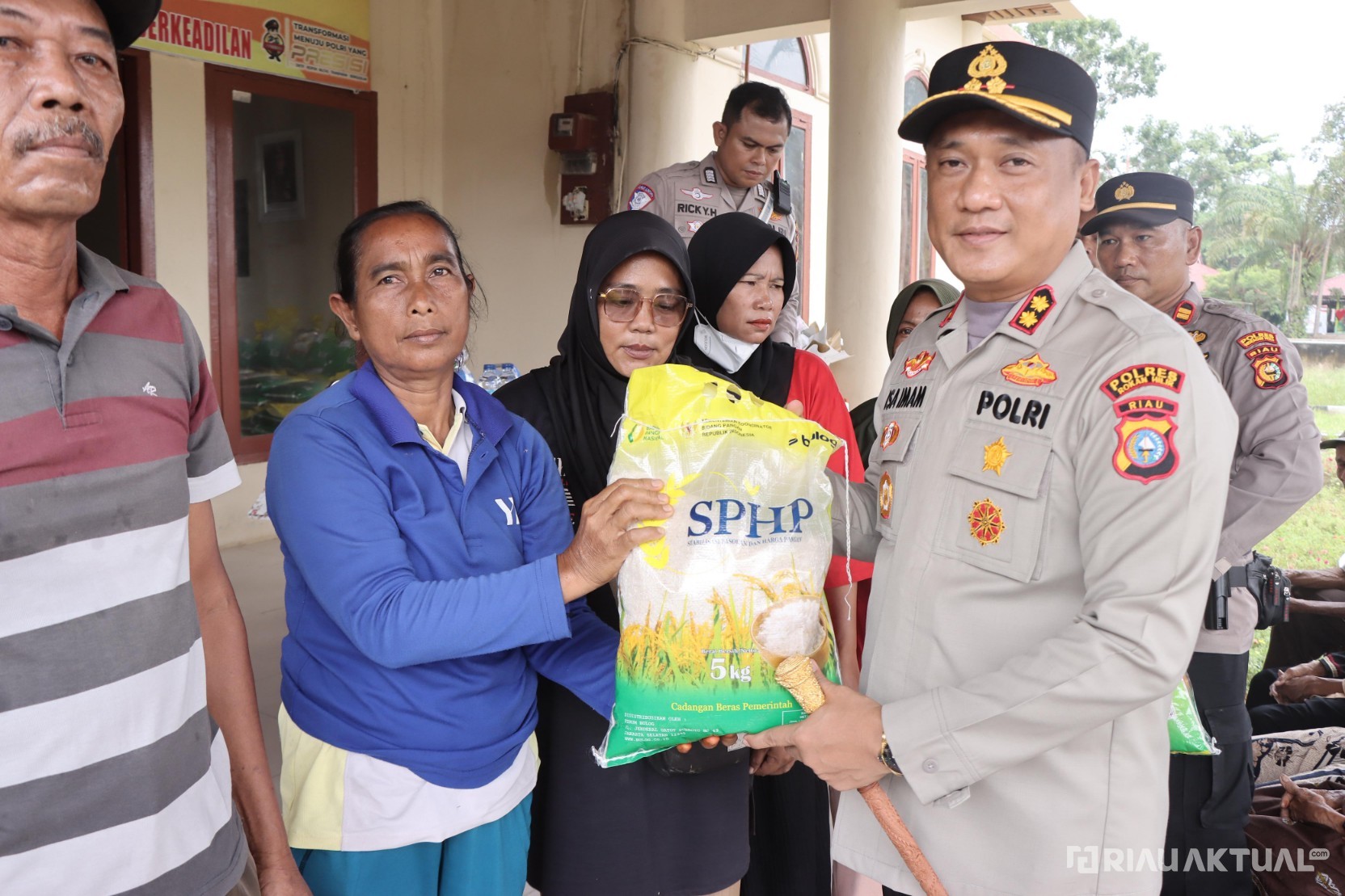 Ringankan Beban Ekonomi, Kapolres Rokan Hilir Serahkan Bantuan yang Buat Warga Senyum Haru