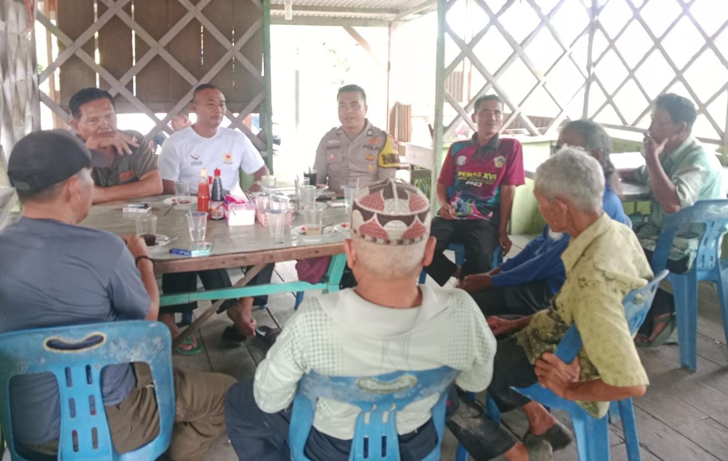 Polsek Sabak Auh Sampaikan Pesan Pilkada Damai kepada Warga Kampung Sungai Tengah