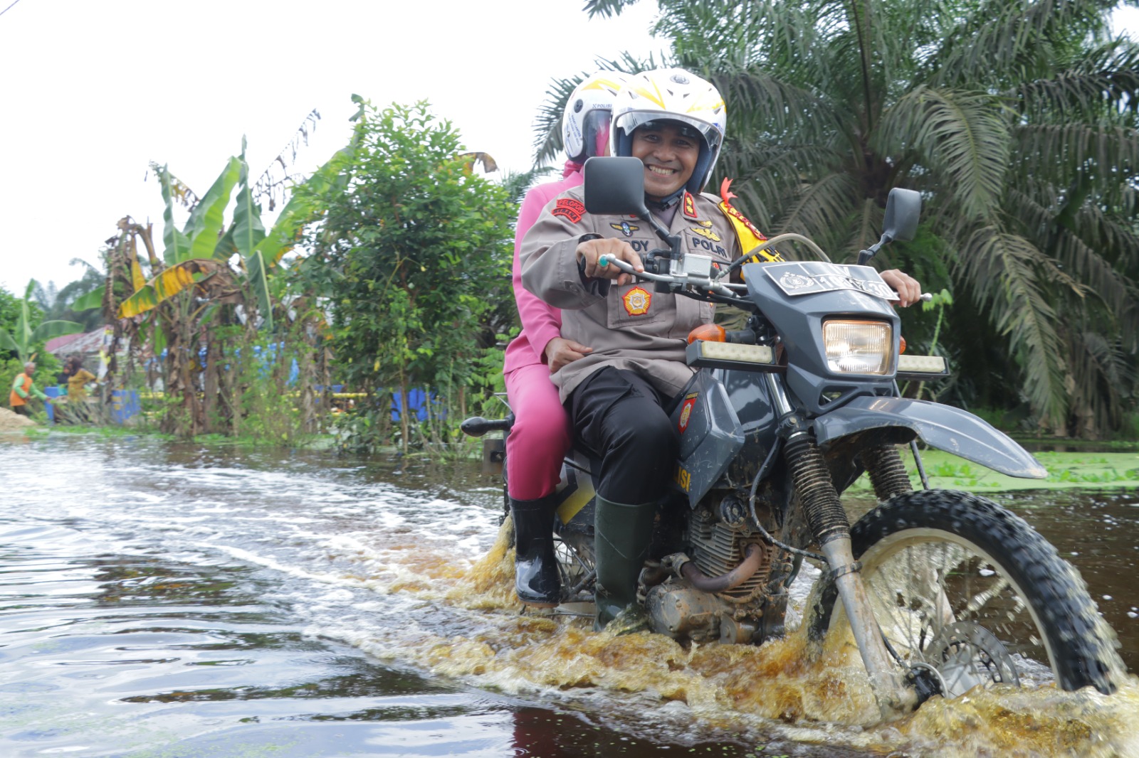 Gunakan Motor Trail dan Gandeng Komunitas Off Road, Kapolres Inhu Salurkan Bantuan Banjir Rawa Bangun