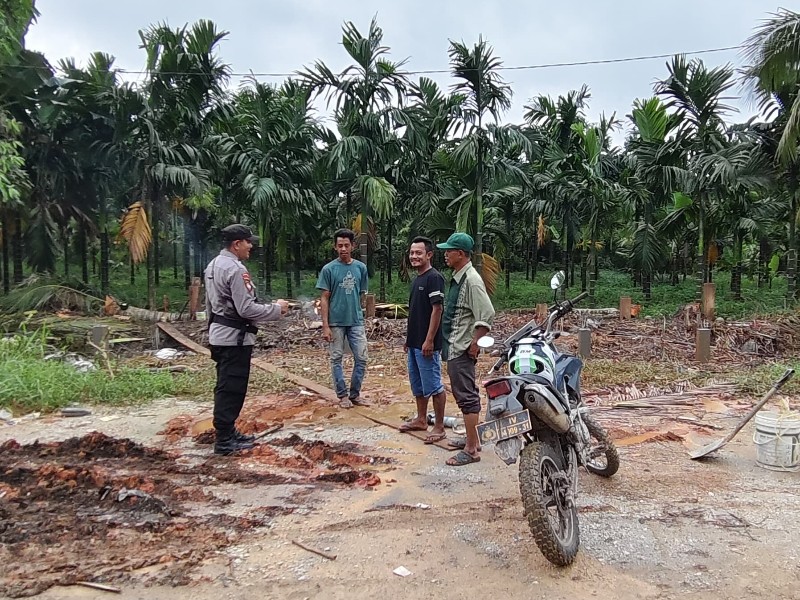 Briptu Yandi Ramadan Sosialisasi Pemilu 2024 Melalui Cooling System di Kelurahan Pangkalan Tujuh