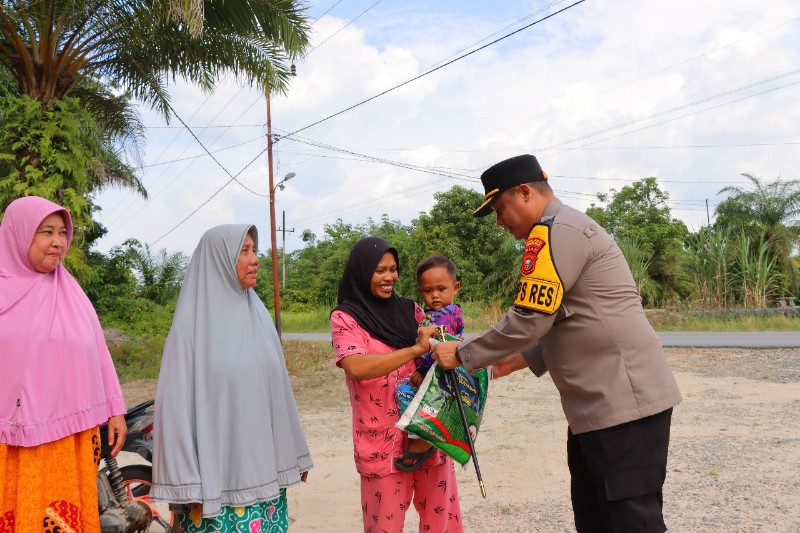 Kapolres Rohil Ajak Masyarakat Jaga Perdamaian Pilkada Melalui Giat Baksos dan Pesan Kamtibmas