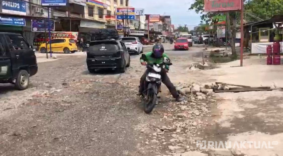 Jalan Dharma Bakti Pekanbaru Rusak Parah, Pengendara Keluhkan Rawan Kecelakaan