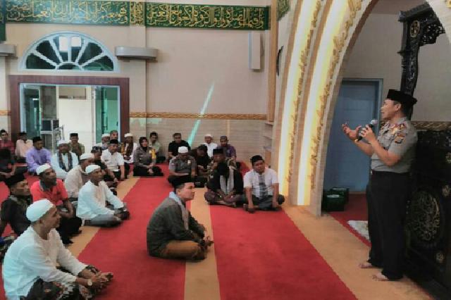 Kapolda Riau Safari Jum'at Keliling di Masjid Raya Teratak Buluh Siak Hulu