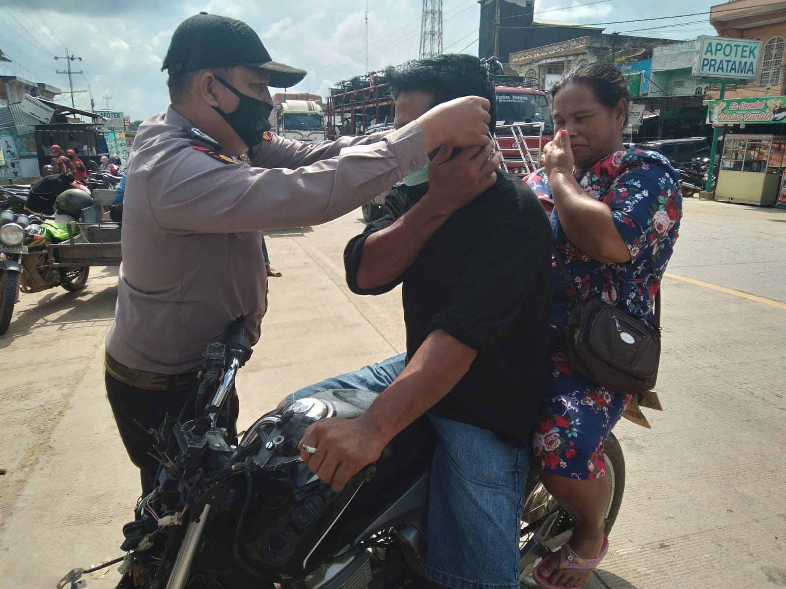 Gugah Kesadaran Penerapan Prokes Masyarakat, Polsek Ukui Edukasi dengan Bagikan Masker Gratis