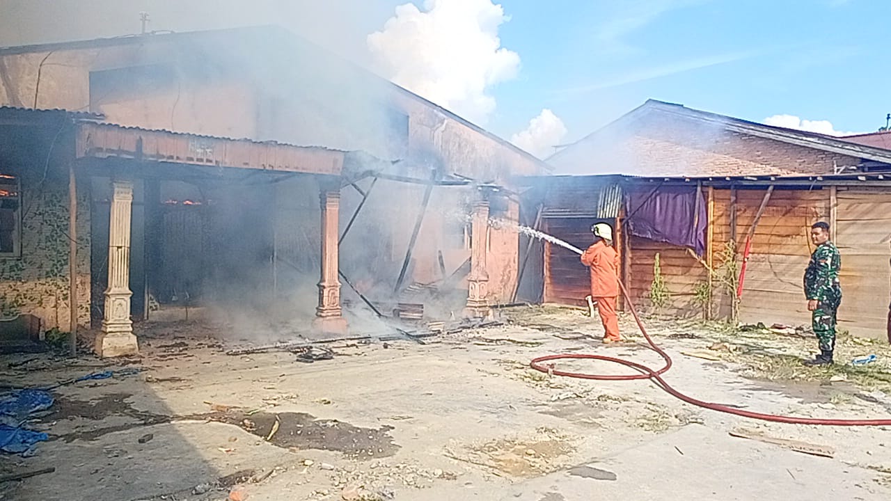 Tim Pemadam Berjibaku Padamkan Rumah Terbakar di Suka Karya
