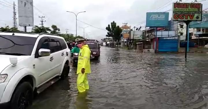 Unit Lantas Polsek Tampan Turun Atur Lalulintas yang Macet Akibat Banjir