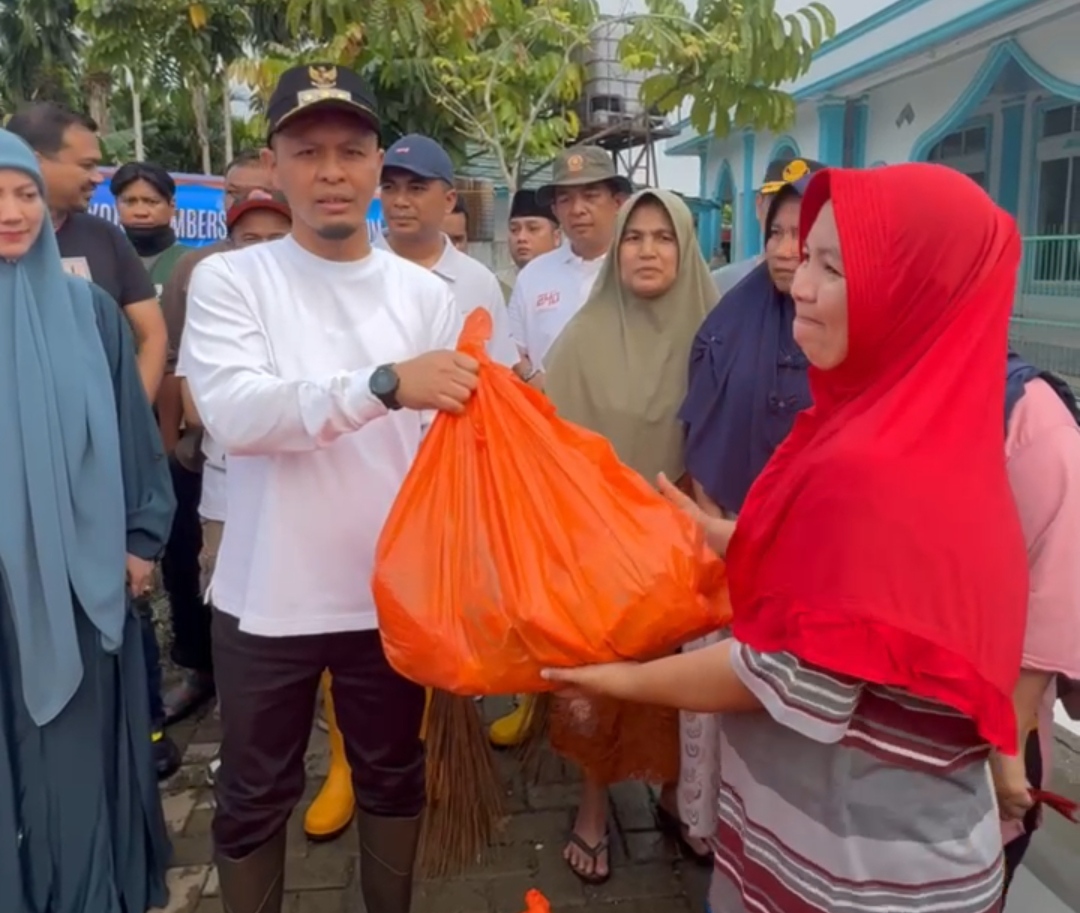 Wako Pekanbaru Goro di Lokasi Banjir Rumbai, Serahkan Ribuan Paket Sembako