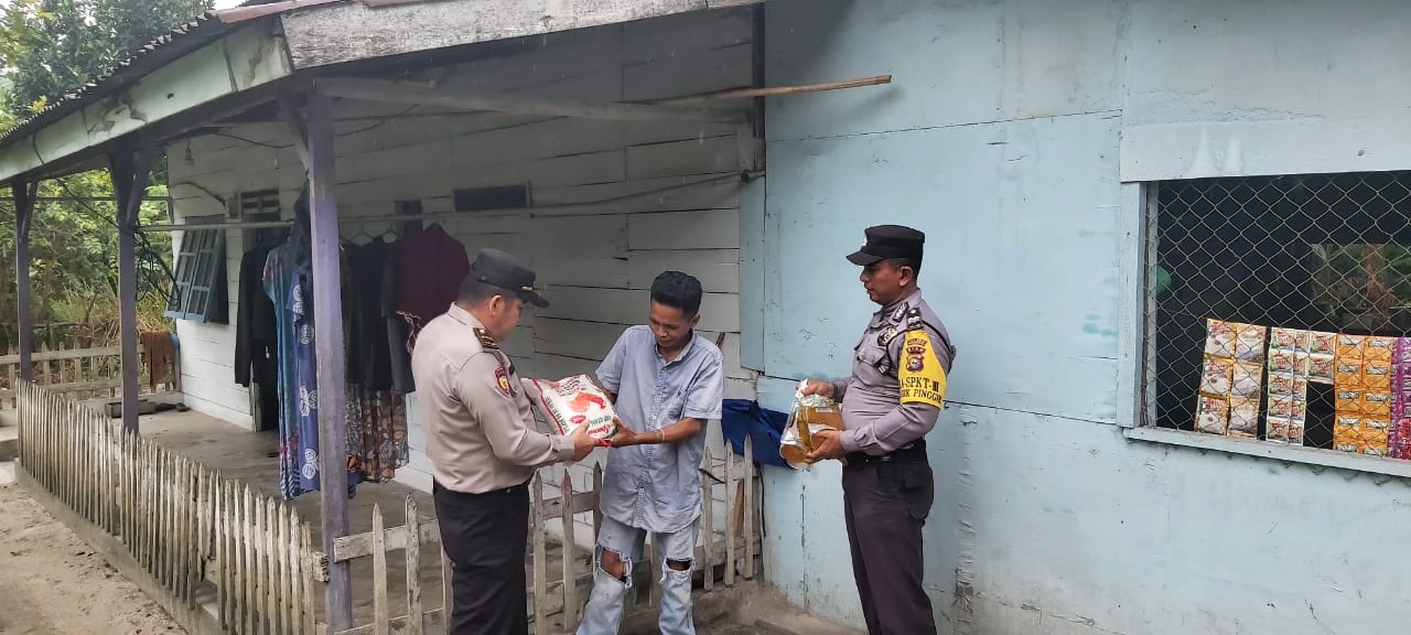 Polsek Pinggir Berikan Bantuan Sembako Kepada Warga Desa Pangkalan Libut