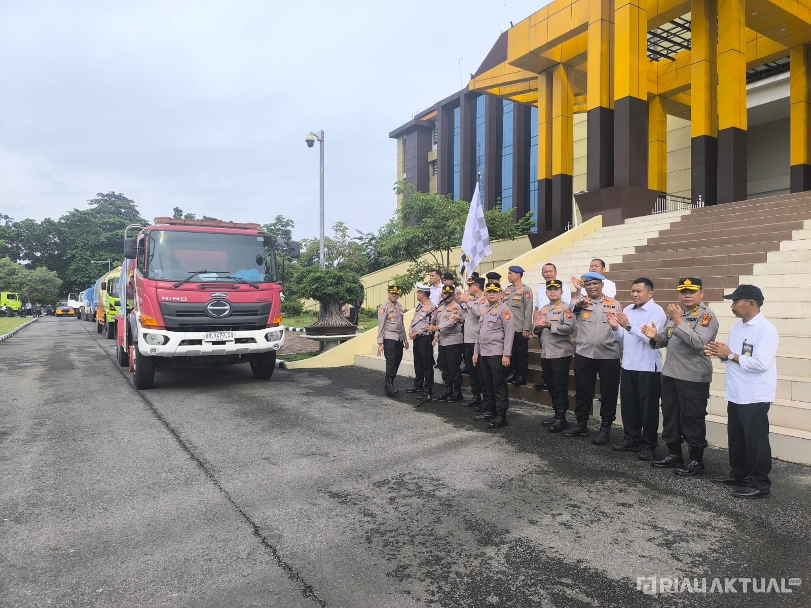 Polda Riau Kirim 30 Truk Tangki Air Bersih ke Sumbar