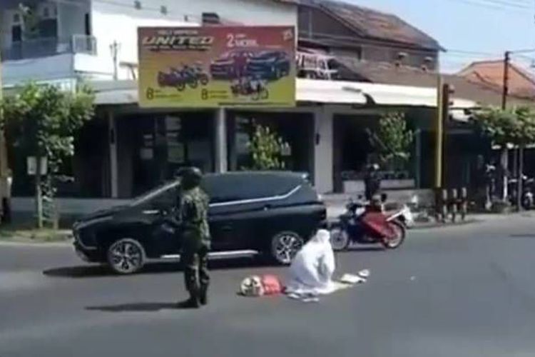 Viral, Video Seorang Ibu Shalat di Tengah Jalan dan Dijaga Tentara