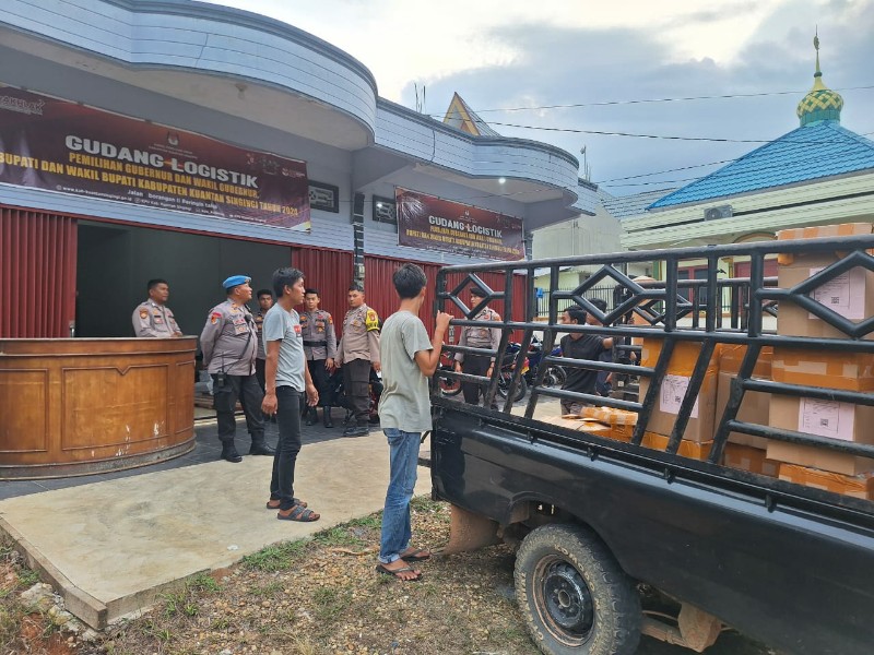 Satgas Preventif Polres Kuansing Kawal Penglipatan Surat Suara Pemilu 2024 di Taluk Kuantan