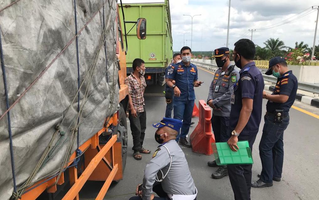 20 Kendaraan Lebihi Dimensi Kena Tilang Sebelum Masuk Tol Pekanbaru - Dumai di Riau