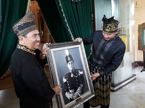 Diberi Lukisan Sultan Syarif Kasim II, AHY Puji Ketampanan sang Raja