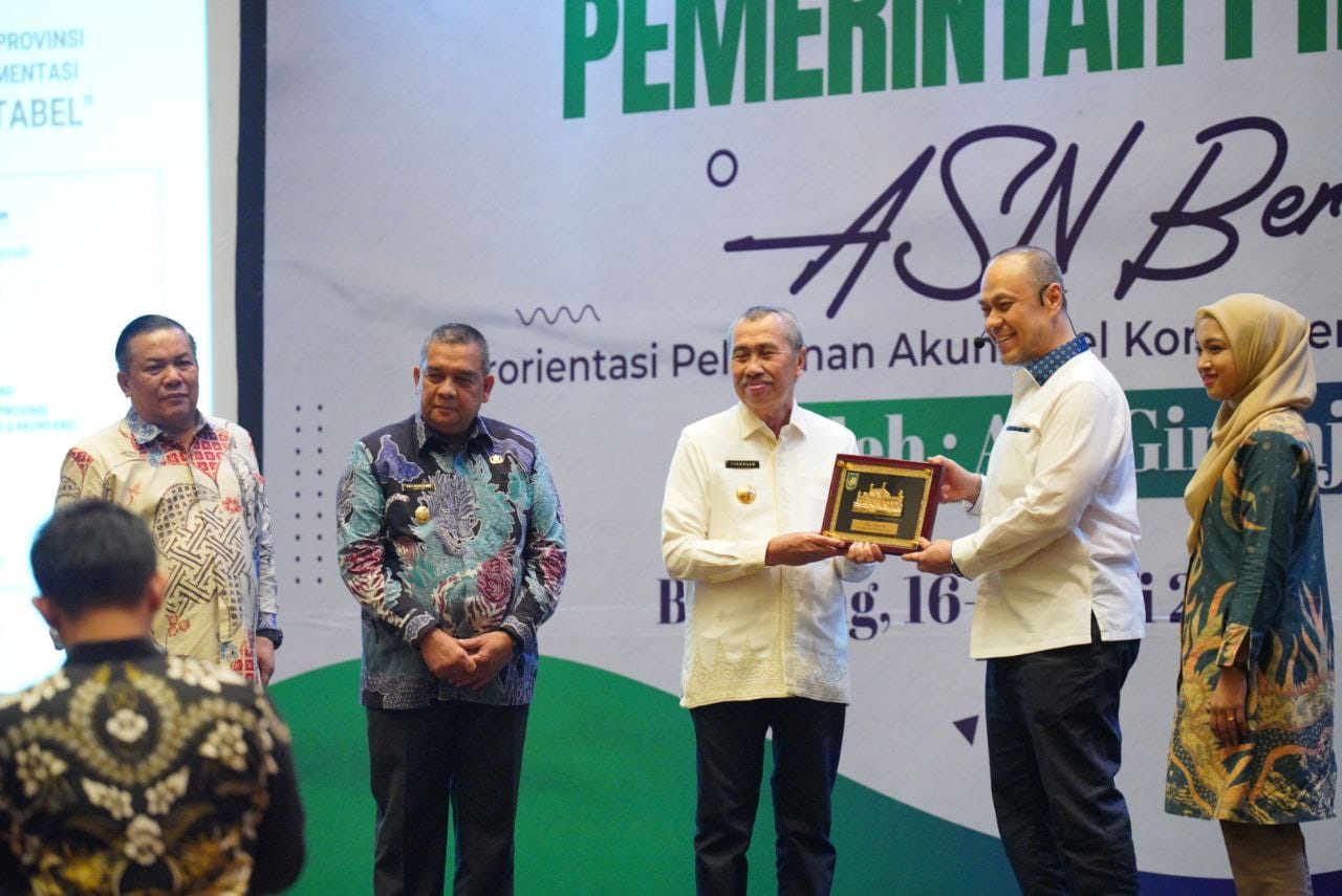 Gubernur Syamsuar Terima Penghargaan Nilai BerAKHLAK dari Ary Ginanjar