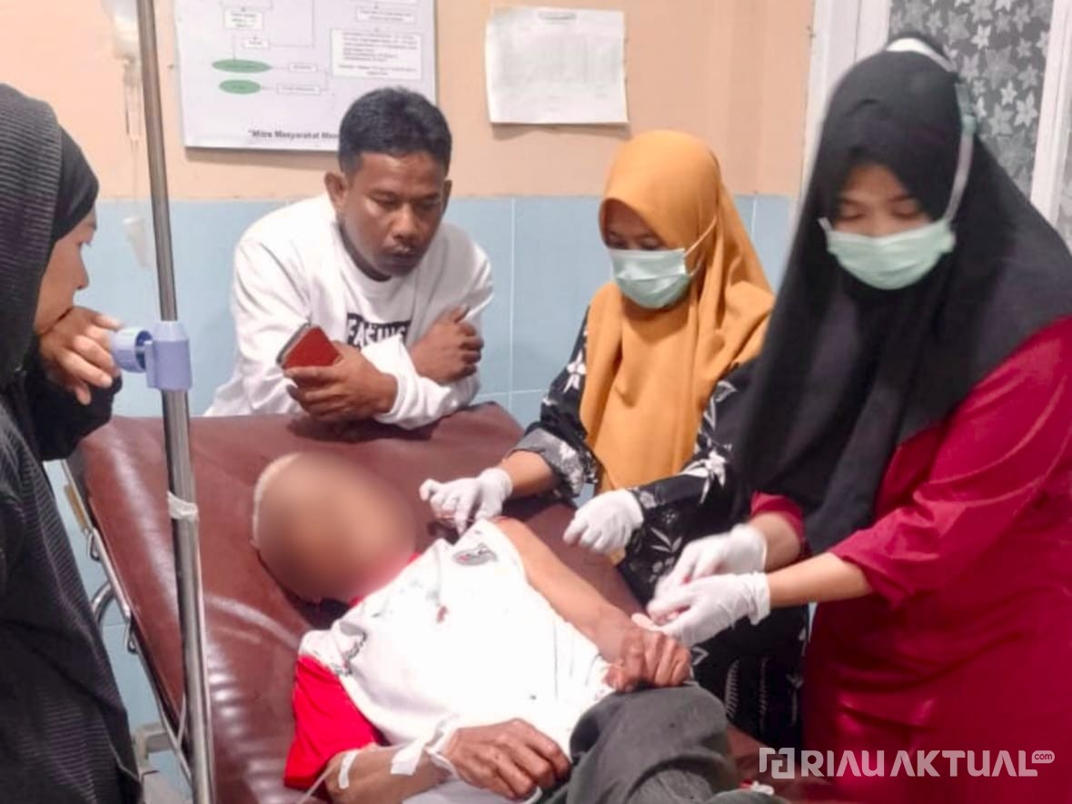 Pria Lansia di Siak Dibacok ODGJ Saat Duduk di Warung, Tangan Nyaris Putus