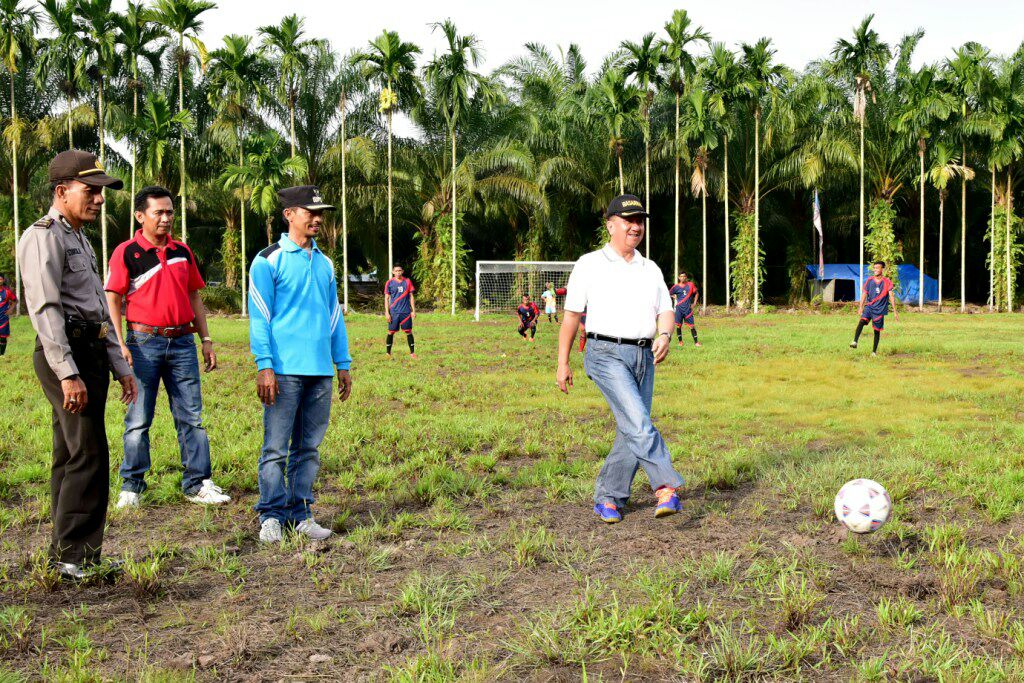 Rosman Malomo Buka Turnamen Sepak Bola Desa Cup 2017