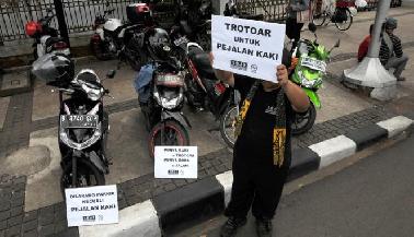 Trotoar di Jalan Sudirman Pekanbaru jadi Lahan Parkir