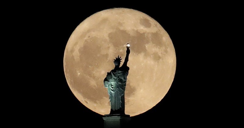 Fenomena 'Wolf Moon' Terangi Langit Malam Tahun Baru
