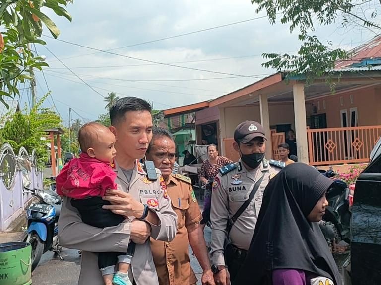 Aksi Kapolres Rohil di Riau Gendong Anak Kecil saat Sosialisasi Pemilu Damai