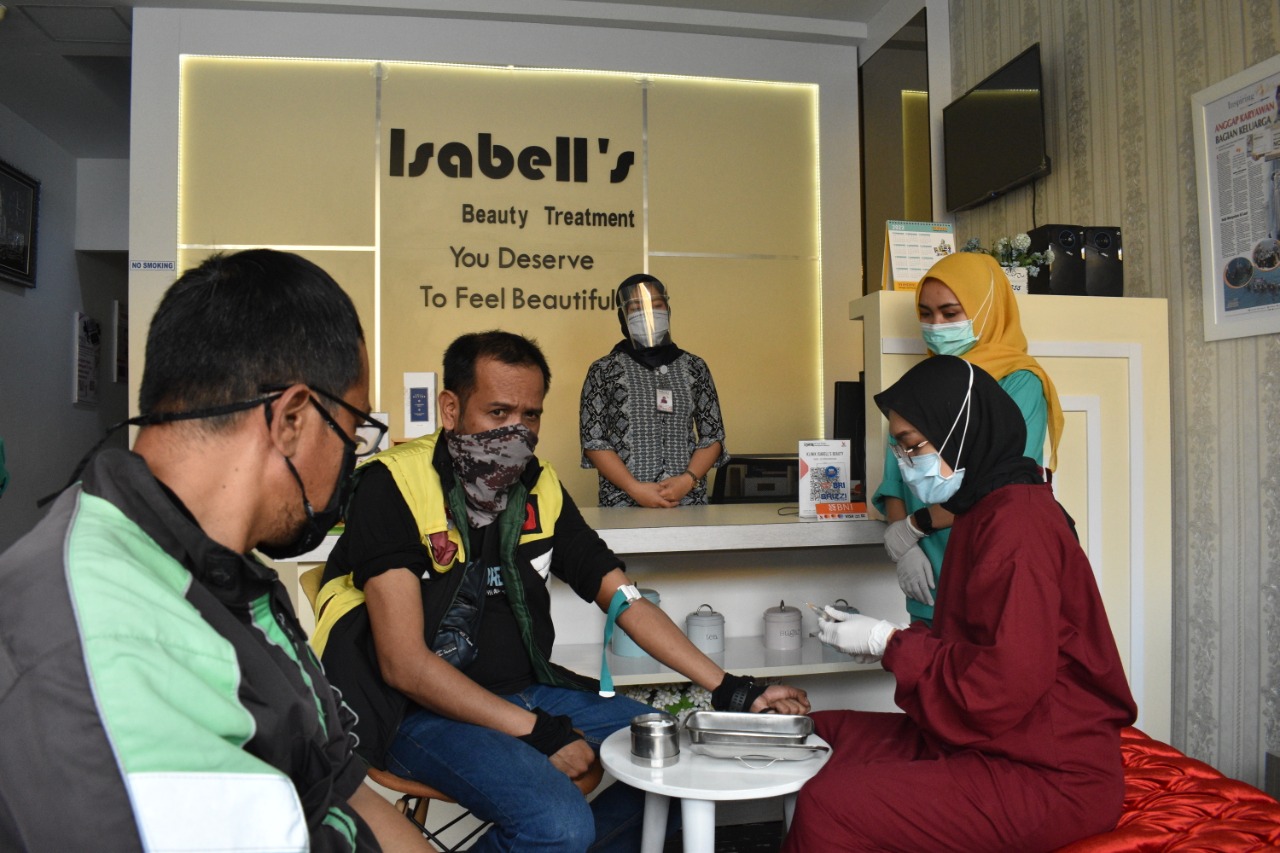Jumat Berkah, Clinic Isabell's Beauty Treatment Beri Free Immnune Booster Untuk Driver Ojek Online