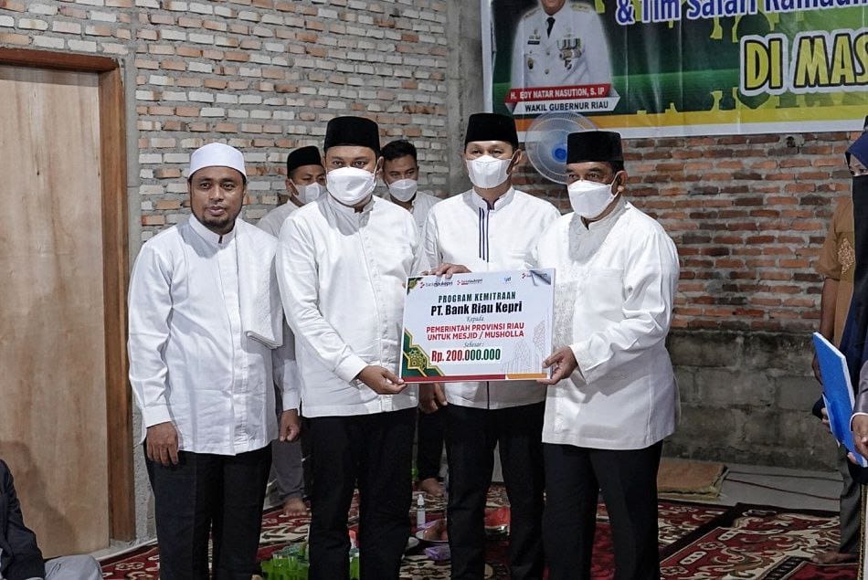 Diserahkan Langsung Wagubri, BRK Bantu Pembangunan Masjid Adz-Dzikra Rohul Rp200 Juta