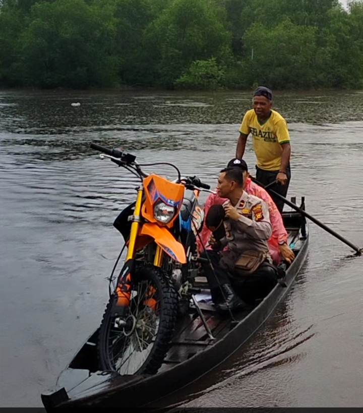 Semangat Pemilu Damai, Kapolsek Batang Tuaka Arungi Sungai dengan Sampan Leper