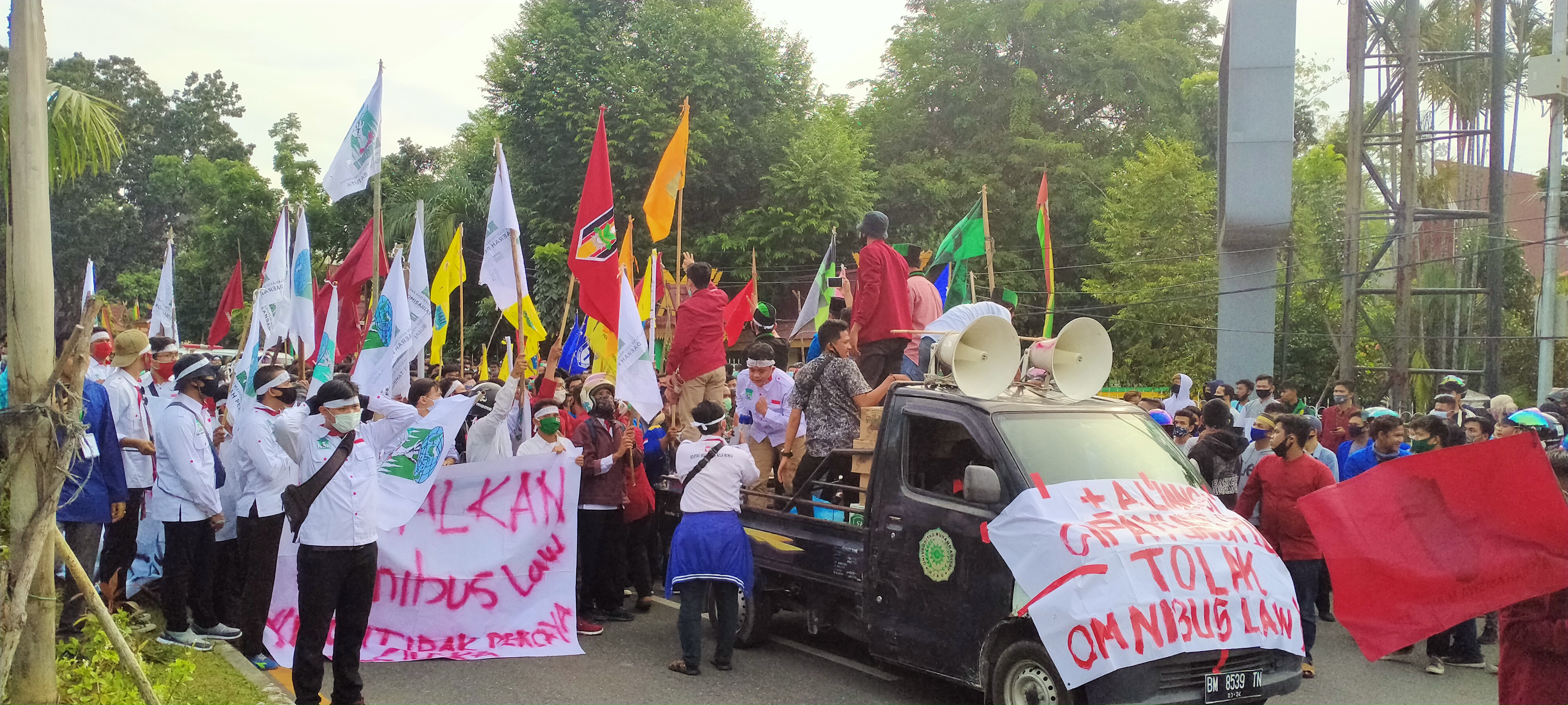 Tolak Omnibus Law, Massa Dari Aliansi Cipayung Berdatangan Ke Gedung DPRD Riau Sore Ini
