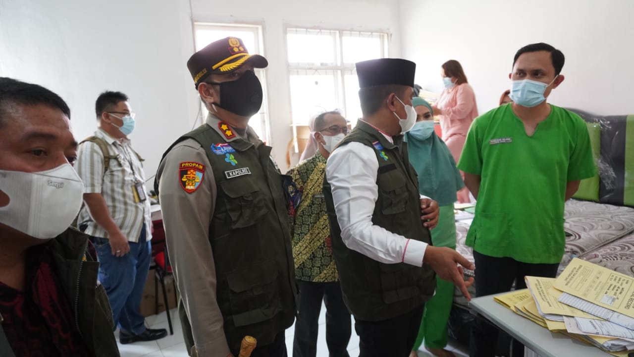 Bupati Pelalawan Bersama Kapolres Periksa Ruangan Isolasi Pasien 