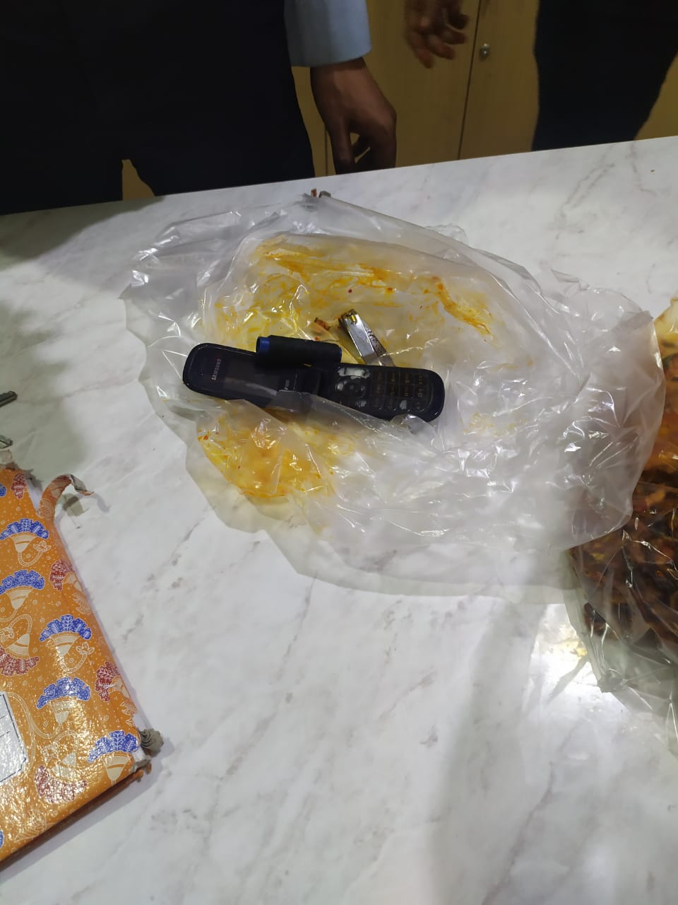 Petugas Rutan Kelas I Pekanbaru Gagalkan Penyelendupan HP Dalam Paket Makanan