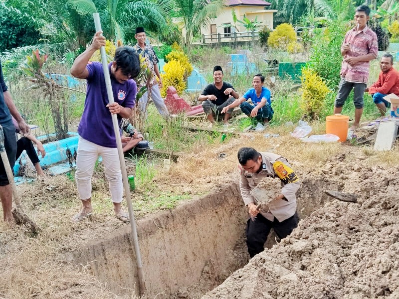 Polisi di Riau Inspiratif, Bantu Warga Gali Kubur Sebagai Wujud Kemanusiaan