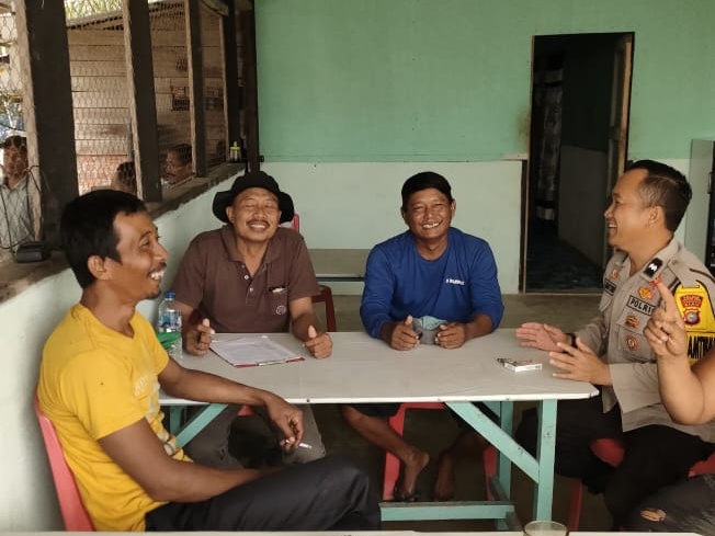 Bhabinkamtibmas Lenggadai Hulu Gelar Program Cooling System untuk Tangkal Hoaks Menjelang Pilkada 2024 di Rokan Hilir