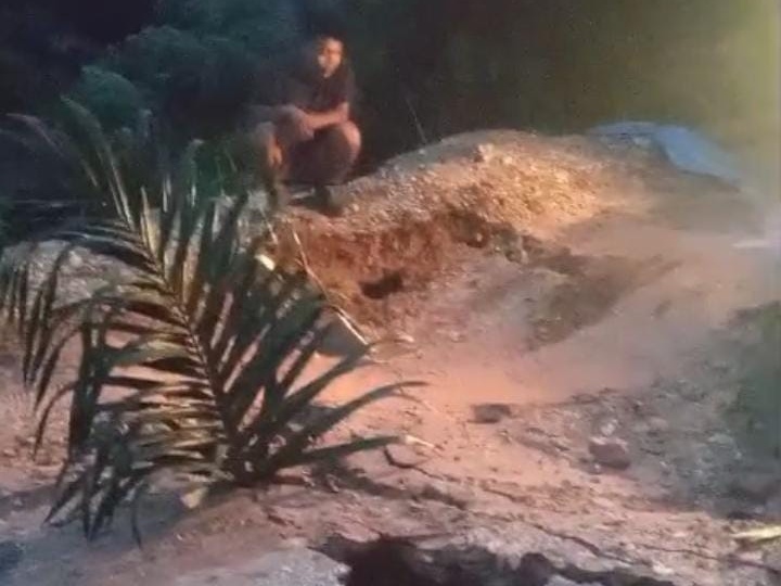 Badan Jalan Gunung Melintang Ambruk, Karyawan RAPP Balik Kanan