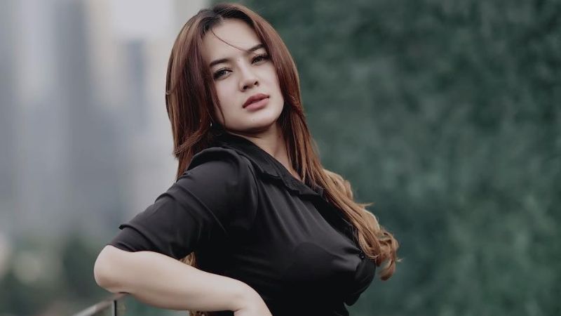 Intip 3 Gaya Iqlima Kim Pose di Depan Mini Cooper