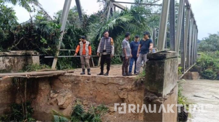 Akses Jalan 4 Desa di Singingi Hilir Kuansing Terputus Akibat Longsor