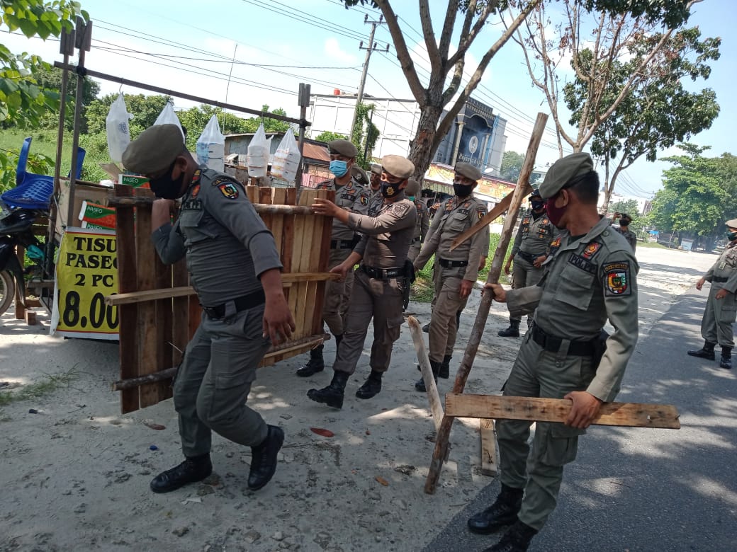 Tim Gabungan Satpol PP Pekanbaru Tertibkan Bangunan Liar di Tiga Lokasi