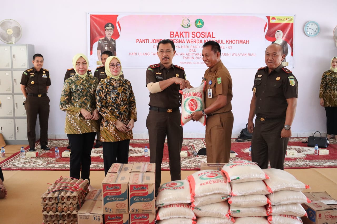 Sambut Hari Bhakti Adhyaksa, Kejati Riau Kunjungi Dua Panti Asuhan